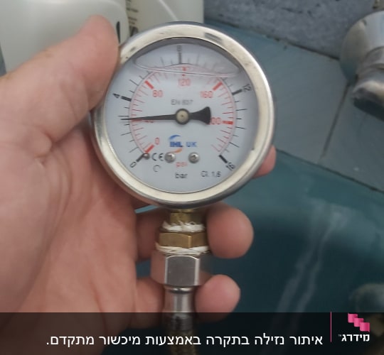 מד לחץ מים מוחזק ביד, מחובר לצינור